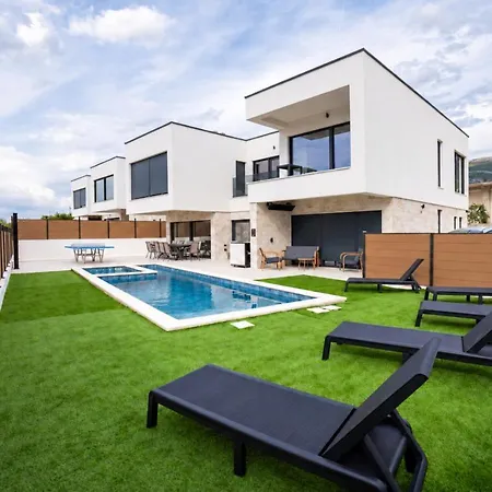 Villa Just Be Light By Trawelltopia - Pool, Wifi